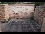 08509 ostia - regio v - insula iii - caseggiato dei lottatori (v,iii,1) (haus der ringer) - raum re vom eingang von der via delle ermette - fussbodenmosaik - bli ri osten - 01-2024.jpg